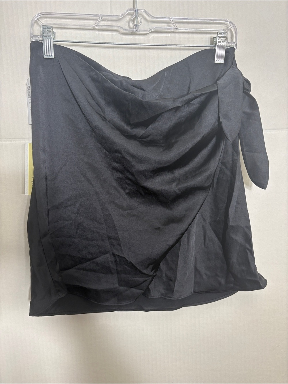 Aritzia Wilfred color black Saturn Satin Mini Skirt 7283